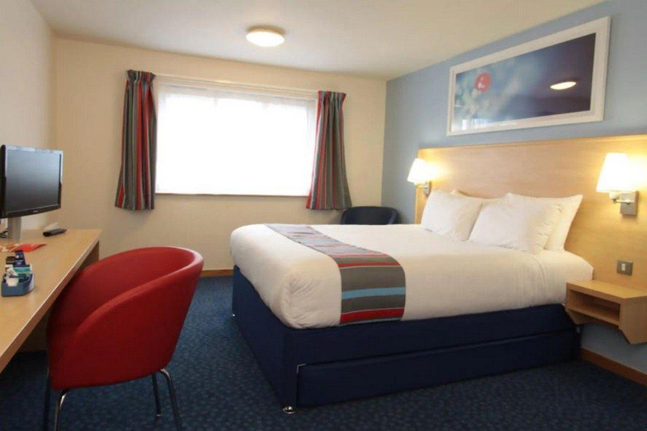 Travelodge London Feltham Экстерьер фото