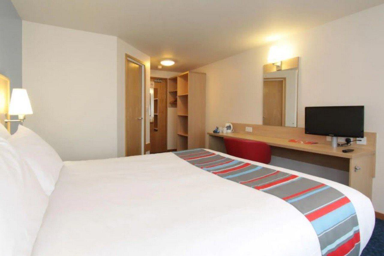 Travelodge London Feltham Экстерьер фото