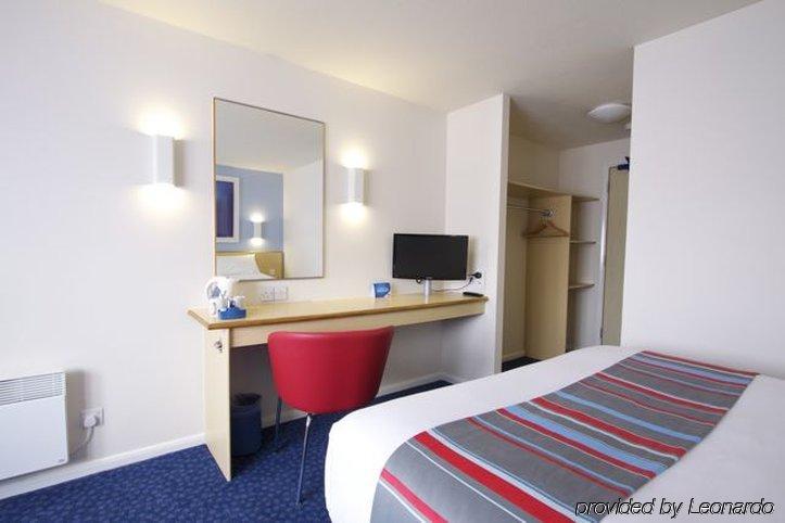 Travelodge London Feltham Экстерьер фото