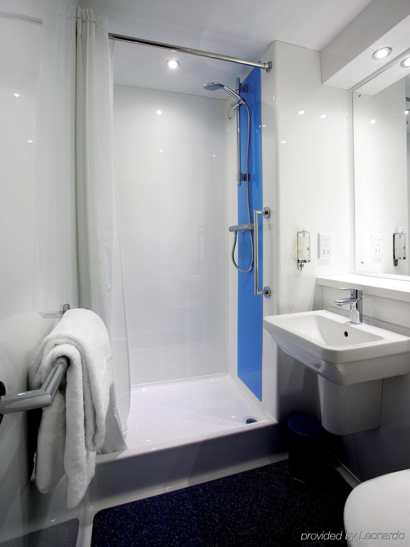 Travelodge London Feltham Экстерьер фото