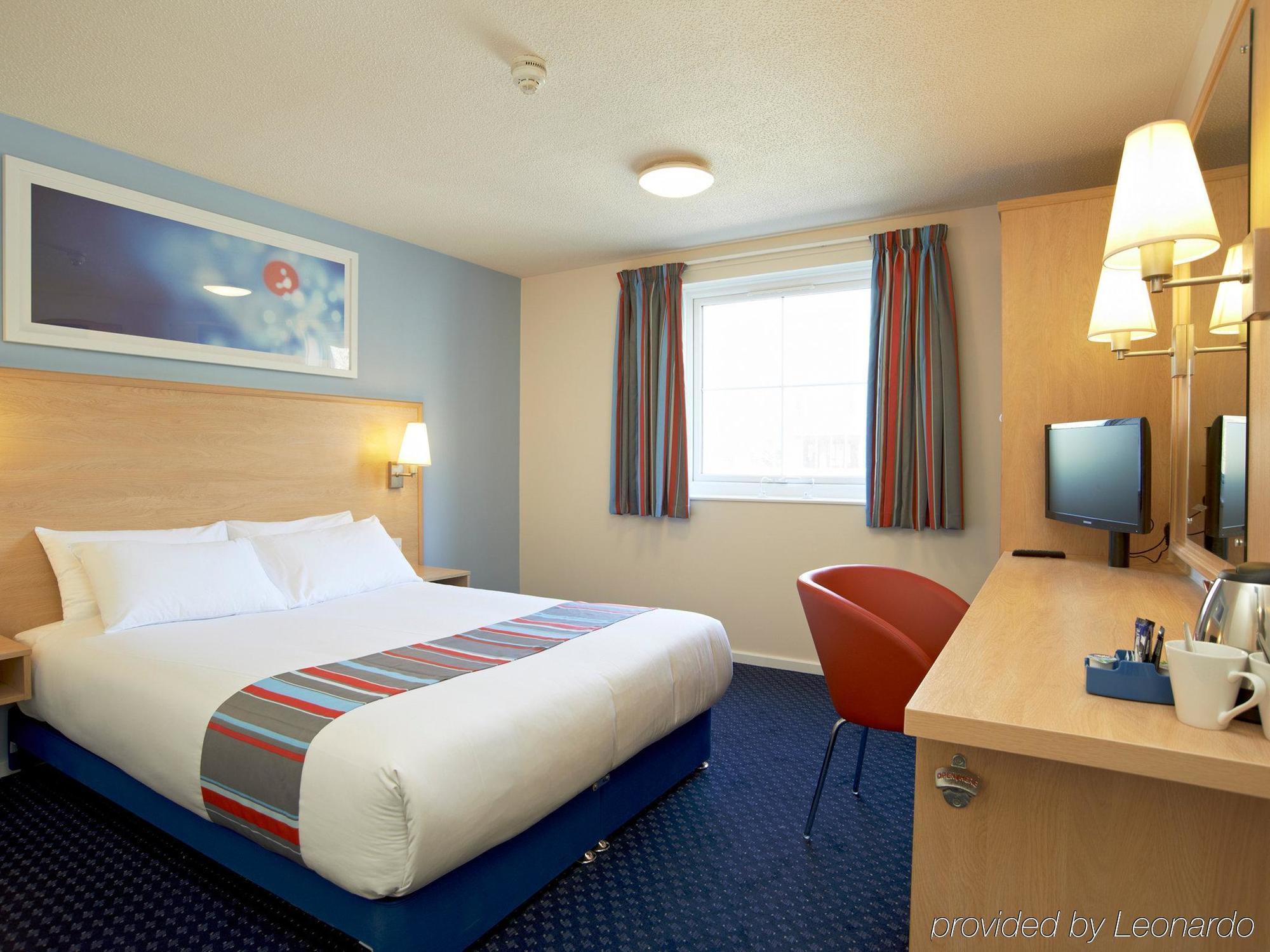 Travelodge London Feltham Экстерьер фото