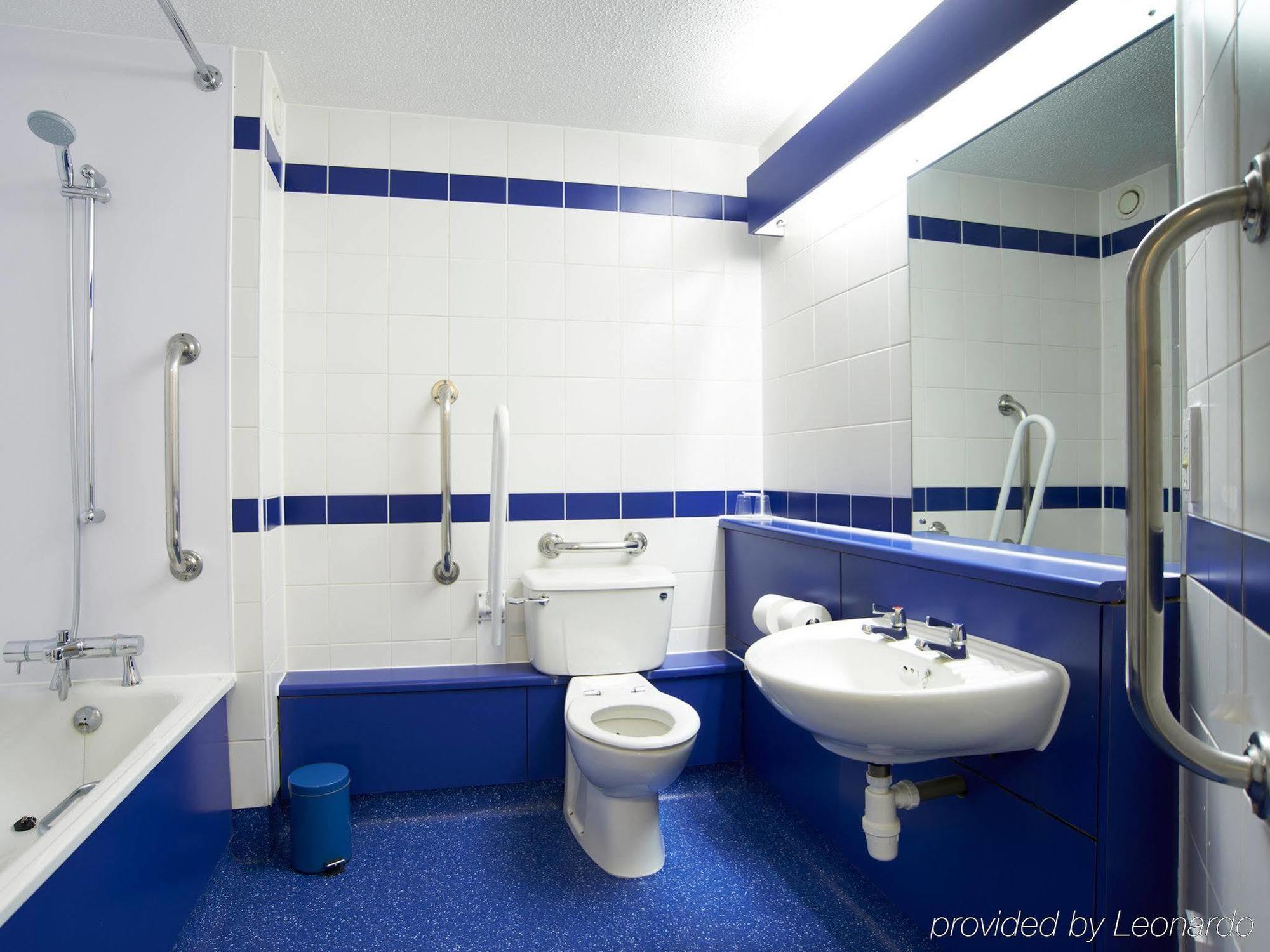 Travelodge London Feltham Экстерьер фото