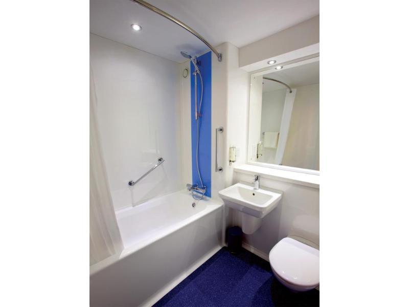Travelodge London Feltham Экстерьер фото