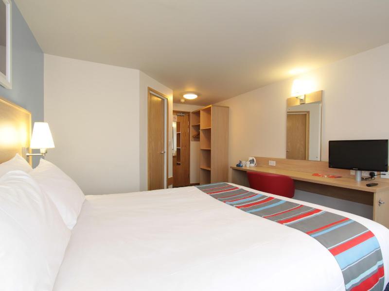 Travelodge London Feltham Экстерьер фото