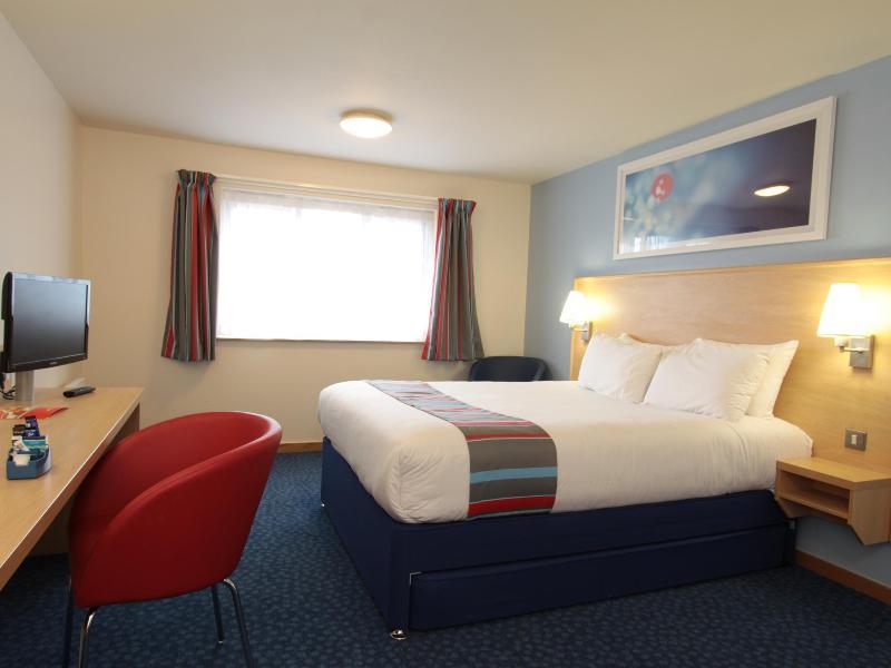 Travelodge London Feltham Экстерьер фото