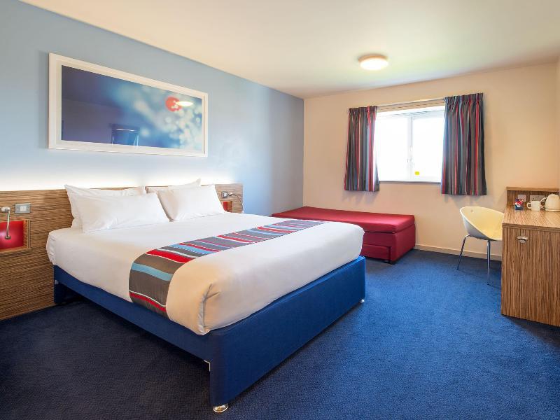 Travelodge London Feltham Экстерьер фото