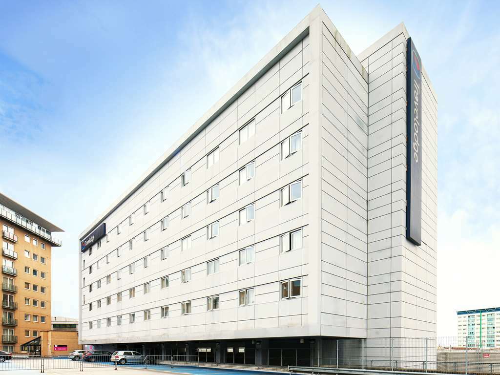 Travelodge London Feltham Экстерьер фото