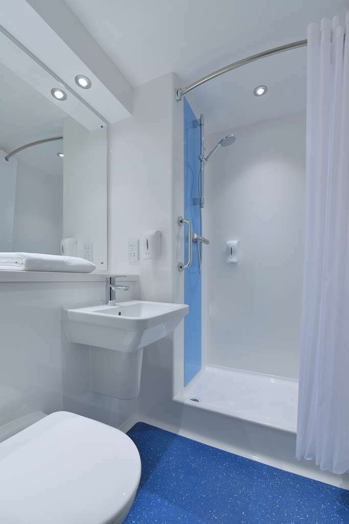 Travelodge London Feltham Номер фото