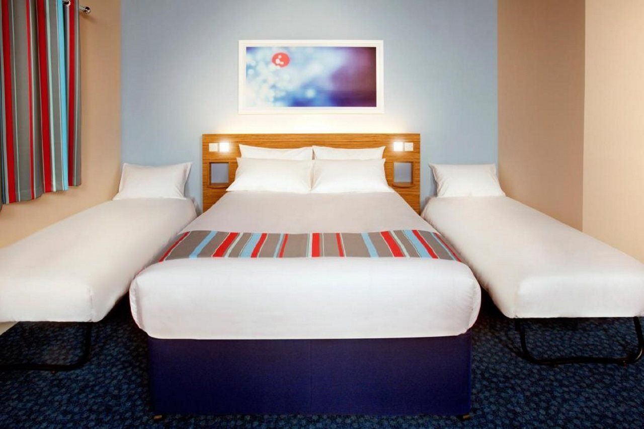 Travelodge London Feltham Экстерьер фото