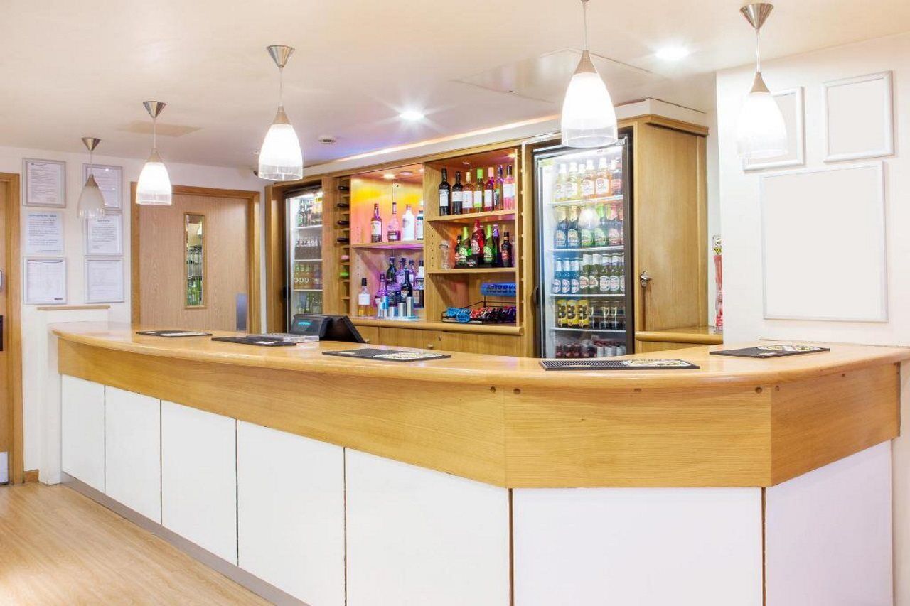 Travelodge London Feltham Экстерьер фото