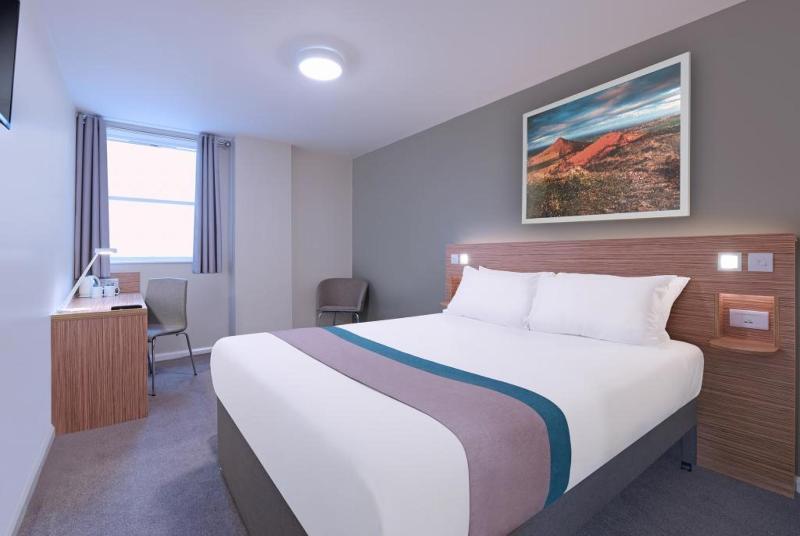 Travelodge London Feltham Экстерьер фото